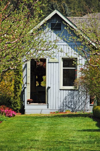 Créez votre espace à outillage dans votre jardin grâce à un abri de qualité